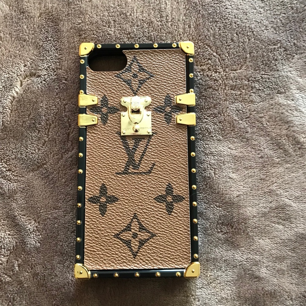 Luxury khaki Monogran Iphone 7 case.